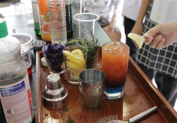 ภาพกิจกรรม โปรแกรมวิชาวิทยาศาสตร์และเทคโนโลยีการอาหาร จัดอบรมเชิงปฏิบัติการ เรื่อง การทําเครื่องดื่ม mocktail กับมืออาชีพ