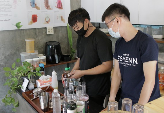 ภาพกิจกรรม โปรแกรมวิชาวิทยาศาสตร์และเทคโนโลยีการอาหาร จัดอบรมเชิงปฏิบัติการ เรื่อง การทําเครื่องดื่ม mocktail กับมืออาชีพ