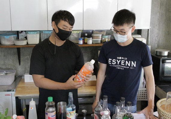 ภาพกิจกรรม โปรแกรมวิชาวิทยาศาสตร์และเทคโนโลยีการอาหาร จัดอบรมเชิงปฏิบัติการ เรื่อง การทําเครื่องดื่ม mocktail กับมืออาชีพ