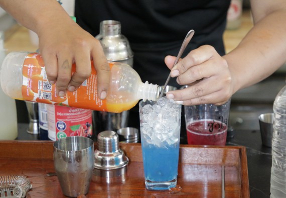 ภาพกิจกรรม โปรแกรมวิชาวิทยาศาสตร์และเทคโนโลยีการอาหาร จัดอบรมเชิงปฏิบัติการ เรื่อง การทําเครื่องดื่ม mocktail กับมืออาชีพ