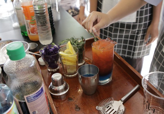 ภาพกิจกรรม โปรแกรมวิชาวิทยาศาสตร์และเทคโนโลยีการอาหาร จัดอบรมเชิงปฏิบัติการ เรื่อง การทําเครื่องดื่ม mocktail กับมืออาชีพ