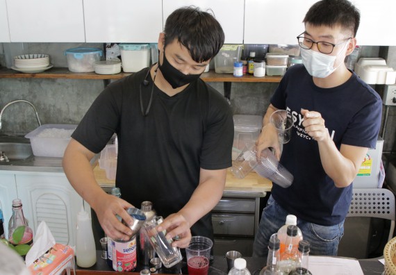 ภาพกิจกรรม โปรแกรมวิชาวิทยาศาสตร์และเทคโนโลยีการอาหาร จัดอบรมเชิงปฏิบัติการ เรื่อง การทําเครื่องดื่ม mocktail กับมืออาชีพ