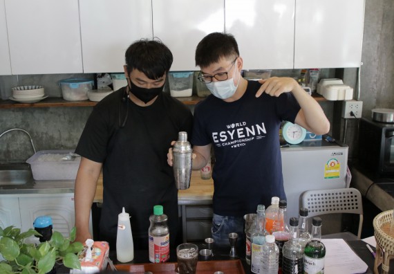 ภาพกิจกรรม โปรแกรมวิชาวิทยาศาสตร์และเทคโนโลยีการอาหาร จัดอบรมเชิงปฏิบัติการ เรื่อง การทําเครื่องดื่ม mocktail กับมืออาชีพ