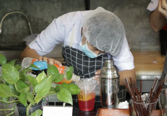 ภาพกิจกรรม โปรแกรมวิชาวิทยาศาสตร์และเทคโนโลยีการอาหาร จัดอบรมเชิงปฏิบัติการ เรื่อง การทําเครื่องดื่ม mocktail กับมืออาชีพ
