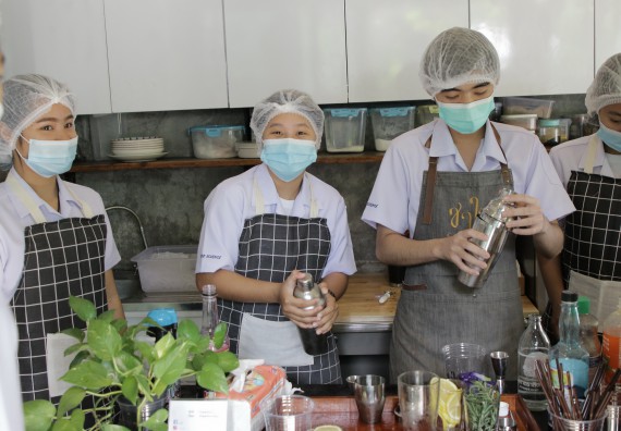 ภาพกิจกรรม โปรแกรมวิชาวิทยาศาสตร์และเทคโนโลยีการอาหาร จัดอบรมเชิงปฏิบัติการ เรื่อง การทําเครื่องดื่ม mocktail กับมืออาชีพ