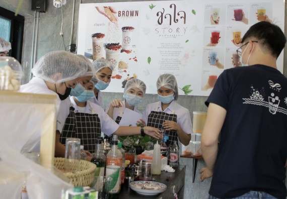 ภาพกิจกรรม โปรแกรมวิชาวิทยาศาสตร์และเทคโนโลยีการอาหาร จัดอบรมเชิงปฏิบัติการ เรื่อง การทําเครื่องดื่ม mocktail กับมืออาชีพ