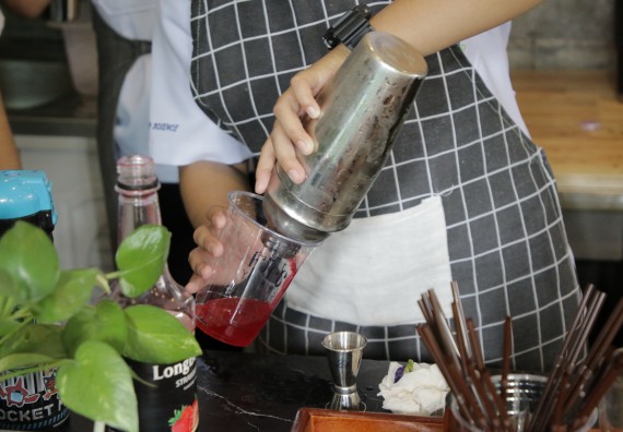 ภาพกิจกรรม โปรแกรมวิชาวิทยาศาสตร์และเทคโนโลยีการอาหาร จัดอบรมเชิงปฏิบัติการ เรื่อง การทําเครื่องดื่ม mocktail กับมืออาชีพ