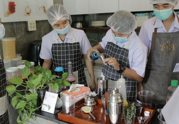ภาพกิจกรรม โปรแกรมวิชาวิทยาศาสตร์และเทคโนโลยีการอาหาร จัดอบรมเชิงปฏิบัติการ เรื่อง การทําเครื่องดื่ม mocktail กับมืออาชีพ