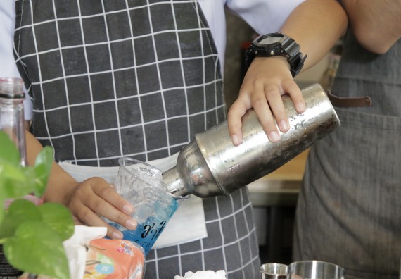 ภาพกิจกรรม โปรแกรมวิชาวิทยาศาสตร์และเทคโนโลยีการอาหาร จัดอบรมเชิงปฏิบัติการ เรื่อง การทําเครื่องดื่ม mocktail กับมืออาชีพ