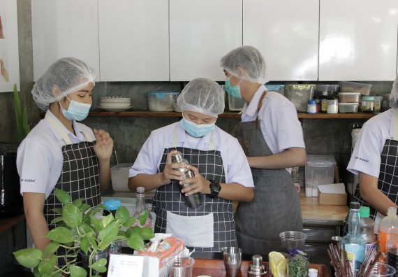 ภาพกิจกรรม โปรแกรมวิชาวิทยาศาสตร์และเทคโนโลยีการอาหาร จัดอบรมเชิงปฏิบัติการ เรื่อง การทําเครื่องดื่ม mocktail กับมืออาชีพ