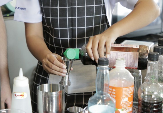 ภาพกิจกรรม โปรแกรมวิชาวิทยาศาสตร์และเทคโนโลยีการอาหาร จัดอบรมเชิงปฏิบัติการ เรื่อง การทําเครื่องดื่ม mocktail กับมืออาชีพ