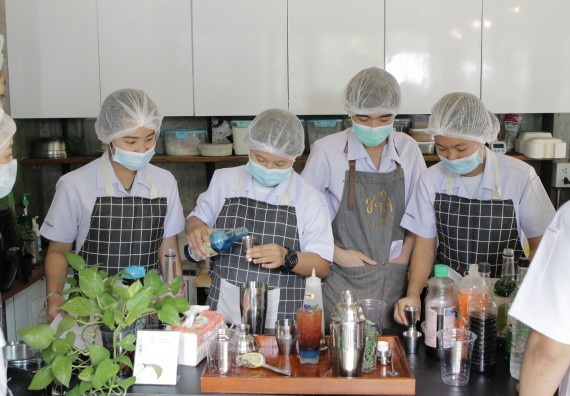 ภาพกิจกรรม โปรแกรมวิชาวิทยาศาสตร์และเทคโนโลยีการอาหาร จัดอบรมเชิงปฏิบัติการ เรื่อง การทําเครื่องดื่ม mocktail กับมืออาชีพ