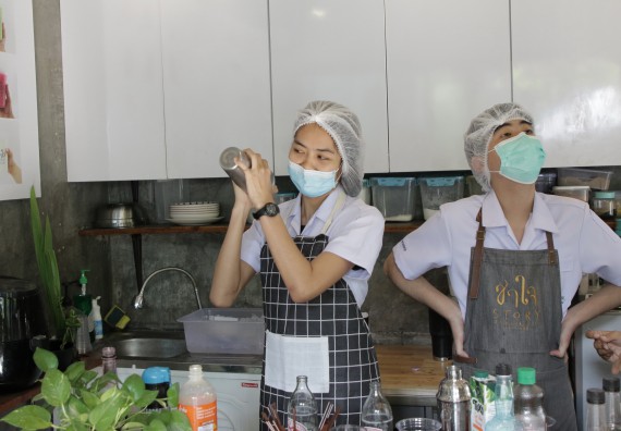 ภาพกิจกรรม โปรแกรมวิชาวิทยาศาสตร์และเทคโนโลยีการอาหาร จัดอบรมเชิงปฏิบัติการ เรื่อง การทําเครื่องดื่ม mocktail กับมืออาชีพ