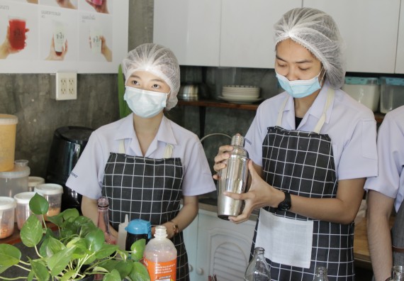 ภาพกิจกรรม โปรแกรมวิชาวิทยาศาสตร์และเทคโนโลยีการอาหาร จัดอบรมเชิงปฏิบัติการ เรื่อง การทําเครื่องดื่ม mocktail กับมืออาชีพ