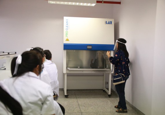 ภาพกิจกรรม ศูนย์วิทยาศาสตร์และวิทยาศาสตร์ประยุกต์ จัดอบรมเชิงปฏิบัติการ เรื่อง ความปลอดภัยทางชีวภาพและการรักษาความปลอดภัยทางชีวภาพของห้องปฏิบัติการในวิกฤตโควิด 19