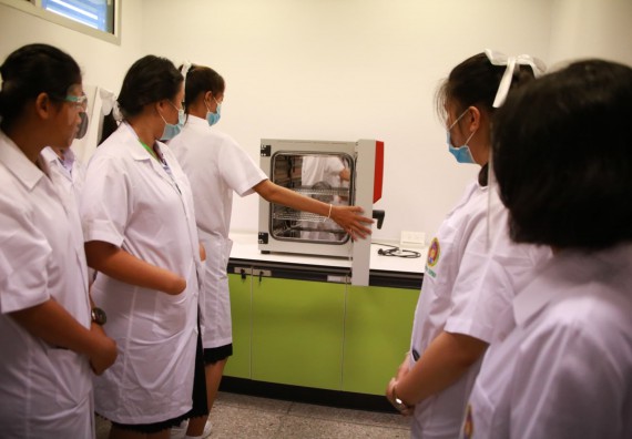 ภาพกิจกรรม ศูนย์วิทยาศาสตร์และวิทยาศาสตร์ประยุกต์ จัดอบรมเชิงปฏิบัติการ เรื่อง ความปลอดภัยทางชีวภาพและการรักษาความปลอดภัยทางชีวภาพของห้องปฏิบัติการในวิกฤตโควิด 19