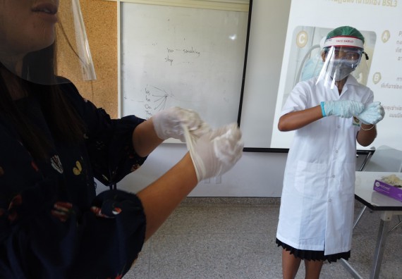 ภาพกิจกรรม ศูนย์วิทยาศาสตร์และวิทยาศาสตร์ประยุกต์ จัดอบรมเชิงปฏิบัติการ เรื่อง ความปลอดภัยทางชีวภาพและการรักษาความปลอดภัยทางชีวภาพของห้องปฏิบัติการในวิกฤตโควิด 19