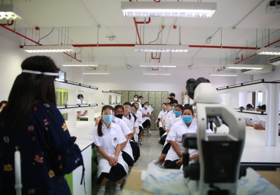 ภาพกิจกรรม ศูนย์วิทยาศาสตร์และวิทยาศาสตร์ประยุกต์ จัดอบรมเชิงปฏิบัติการ เรื่อง ความปลอดภัยทางชีวภาพและการรักษาความปลอดภัยทางชีวภาพของห้องปฏิบัติการในวิกฤตโควิด 19