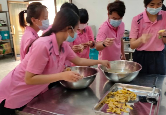 ภาพกิจกรรม โปรแกรมวิชาวิทยาศาสตร์และเทคโนโลยีการอาหาร จัดอบรมเชิงปฏิบัติการ เรื่อง การผลิตน้ำกล้วยไข่เพื่อสุขภาพ