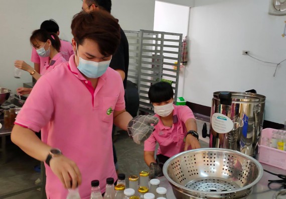 ภาพกิจกรรม โปรแกรมวิชาวิทยาศาสตร์และเทคโนโลยีการอาหาร จัดอบรมเชิงปฏิบัติการ เรื่อง การผลิตน้ำกล้วยไข่เพื่อสุขภาพ