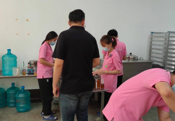 ภาพกิจกรรม โปรแกรมวิชาวิทยาศาสตร์และเทคโนโลยีการอาหาร จัดอบรมเชิงปฏิบัติการ เรื่อง การผลิตน้ำกล้วยไข่เพื่อสุขภาพ