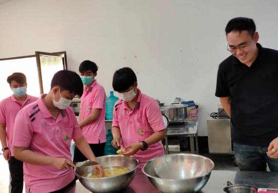 ภาพกิจกรรม โปรแกรมวิชาวิทยาศาสตร์และเทคโนโลยีการอาหาร จัดอบรมเชิงปฏิบัติการ เรื่อง การผลิตน้ำกล้วยไข่เพื่อสุขภาพ