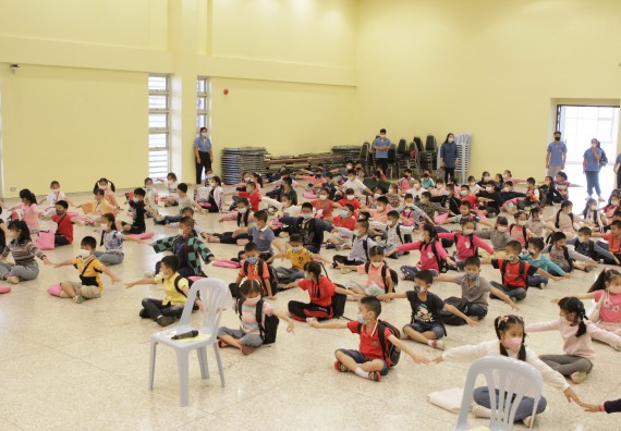 ภาพกิจกรรม คณะวิทยาศาสตร์และเทคโนโลยี จัดโครงการฝึกทักษะเพื่อพัฒนาอัจฉริยะภาพวิทยาศาสตร์ กิจกรรมค่ายวิทยาศาสตร์รุ่นจิ๋ว ระดับชั้นประถมศึกษาปีที่ 1-3 โรงเรียนอนุบาลกำแพงเพชร