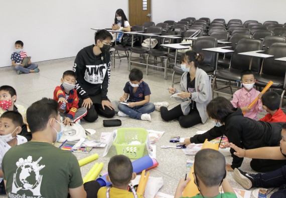 ภาพกิจกรรม คณะวิทยาศาสตร์และเทคโนโลยี จัดโครงการฝึกทักษะเพื่อพัฒนาอัจฉริยะภาพวิทยาศาสตร์ กิจกรรมค่ายวิทยาศาสตร์รุ่นจิ๋ว ระดับชั้นประถมศึกษาปีที่ 1-3 โรงเรียนอนุบาลกำแพงเพชร