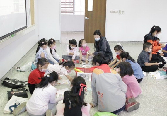 ภาพกิจกรรม คณะวิทยาศาสตร์และเทคโนโลยี จัดโครงการฝึกทักษะเพื่อพัฒนาอัจฉริยะภาพวิทยาศาสตร์ กิจกรรมค่ายวิทยาศาสตร์รุ่นจิ๋ว ระดับชั้นประถมศึกษาปีที่ 1-3 โรงเรียนอนุบาลกำแพงเพชร