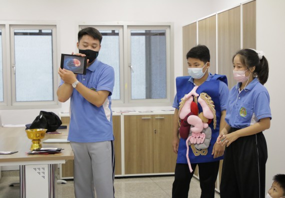 ภาพกิจกรรม คณะวิทยาศาสตร์และเทคโนโลยี จัดโครงการฝึกทักษะเพื่อพัฒนาอัจฉริยะภาพวิทยาศาสตร์ กิจกรรมค่ายวิทยาศาสตร์รุ่นจิ๋ว ระดับชั้นประถมศึกษาปีที่ 1-3 โรงเรียนอนุบาลกำแพงเพชร