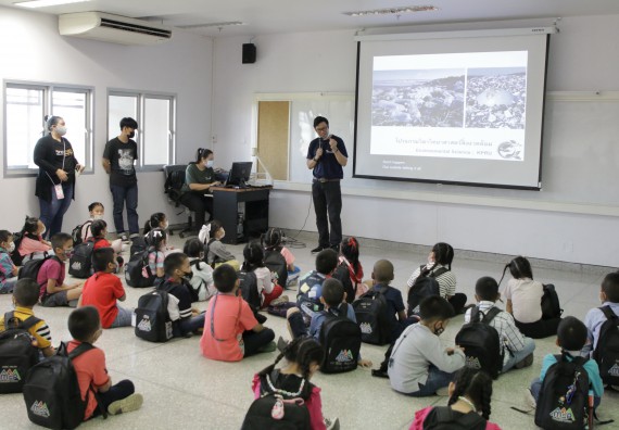 ภาพกิจกรรม คณะวิทยาศาสตร์และเทคโนโลยี จัดโครงการฝึกทักษะเพื่อพัฒนาอัจฉริยะภาพวิทยาศาสตร์ กิจกรรมค่ายวิทยาศาสตร์รุ่นจิ๋ว ระดับชั้นประถมศึกษาปีที่ 1-3 โรงเรียนอนุบาลกำแพงเพชร