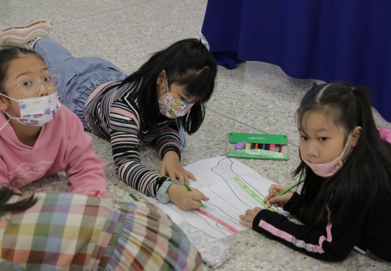 ภาพกิจกรรม คณะวิทยาศาสตร์และเทคโนโลยี จัดโครงการฝึกทักษะเพื่อพัฒนาอัจฉริยะภาพวิทยาศาสตร์ กิจกรรมค่ายวิทยาศาสตร์รุ่นจิ๋ว ระดับชั้นประถมศึกษาปีที่ 1-3 โรงเรียนอนุบาลกำแพงเพชร