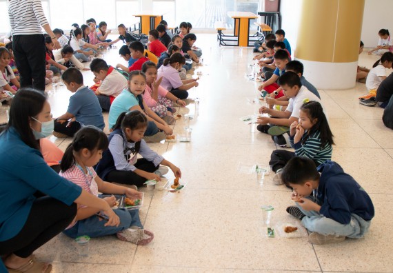 ภาพกิจกรรม คณะวิทยาศาสตร์และเทคโนโลยี จัดโครงการฝึกทักษะเพื่อพัฒนาอัจฉริยะภาพวิทยาศาสตร์ กิจกรรมค่ายวิทยาศาสตร์รุ่นจิ๋ว ระดับชั้นประถมศึกษาปีที่ 1-3 โรงเรียนอนุบาลกำแพงเพชร