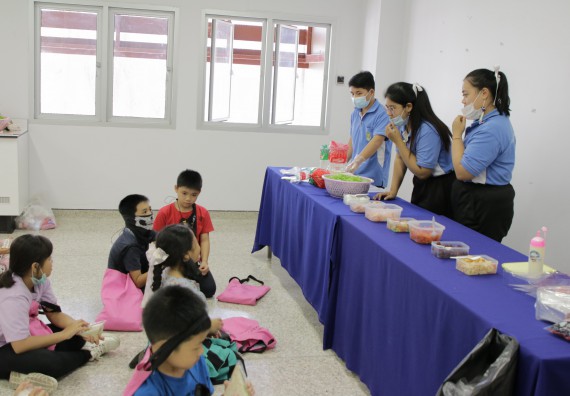 ภาพกิจกรรม คณะวิทยาศาสตร์และเทคโนโลยี จัดโครงการฝึกทักษะเพื่อพัฒนาอัจฉริยะภาพวิทยาศาสตร์ กิจกรรมค่ายวิทยาศาสตร์รุ่นจิ๋ว ระดับชั้นประถมศึกษาปีที่ 1-3 โรงเรียนอนุบาลกำแพงเพชร