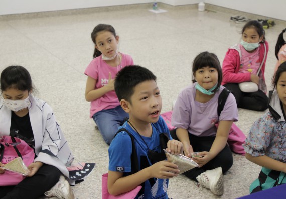 ภาพกิจกรรม คณะวิทยาศาสตร์และเทคโนโลยี จัดโครงการฝึกทักษะเพื่อพัฒนาอัจฉริยะภาพวิทยาศาสตร์ กิจกรรมค่ายวิทยาศาสตร์รุ่นจิ๋ว ระดับชั้นประถมศึกษาปีที่ 1-3 โรงเรียนอนุบาลกำแพงเพชร