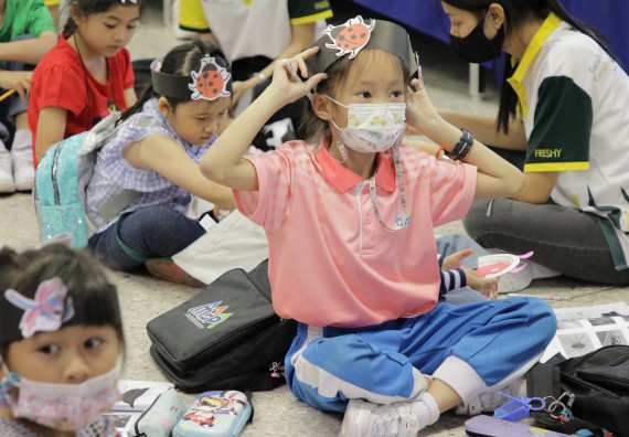 ภาพกิจกรรม คณะวิทยาศาสตร์และเทคโนโลยี จัดโครงการฝึกทักษะเพื่อพัฒนาอัจฉริยะภาพวิทยาศาสตร์ กิจกรรมค่ายวิทยาศาสตร์รุ่นจิ๋ว ระดับชั้นประถมศึกษาปีที่ 1-3 โรงเรียนอนุบาลกำแพงเพชร