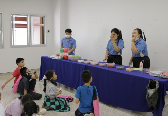 ภาพกิจกรรม คณะวิทยาศาสตร์และเทคโนโลยี จัดโครงการฝึกทักษะเพื่อพัฒนาอัจฉริยะภาพวิทยาศาสตร์ กิจกรรมค่ายวิทยาศาสตร์รุ่นจิ๋ว ระดับชั้นประถมศึกษาปีที่ 1-3 โรงเรียนอนุบาลกำแพงเพชร