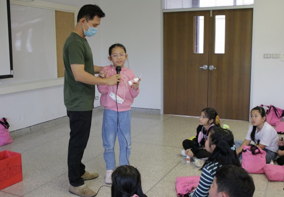 ภาพกิจกรรม คณะวิทยาศาสตร์และเทคโนโลยี จัดโครงการฝึกทักษะเพื่อพัฒนาอัจฉริยะภาพวิทยาศาสตร์ กิจกรรมค่ายวิทยาศาสตร์รุ่นจิ๋ว ระดับชั้นประถมศึกษาปีที่ 1-3 โรงเรียนอนุบาลกำแพงเพชร