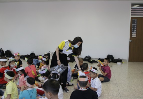 ภาพกิจกรรม คณะวิทยาศาสตร์และเทคโนโลยี จัดโครงการฝึกทักษะเพื่อพัฒนาอัจฉริยะภาพวิทยาศาสตร์ กิจกรรมค่ายวิทยาศาสตร์รุ่นจิ๋ว ระดับชั้นประถมศึกษาปีที่ 1-3 โรงเรียนอนุบาลกำแพงเพชร