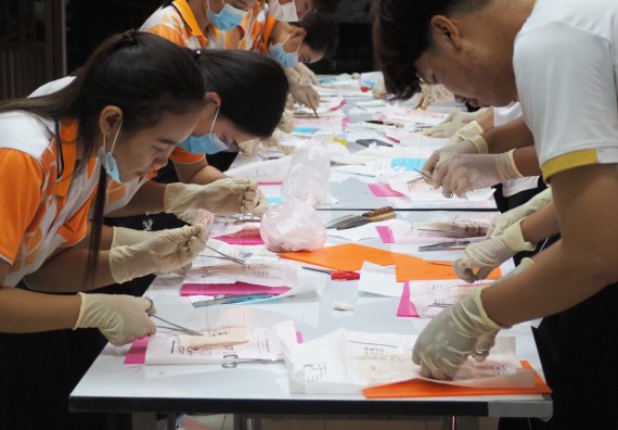 ภาพกิจกรรม โปรแกรมวิชาสาธารณสุขศาสตร์ จัดอบรมการเย็บแผล การตัดไหม