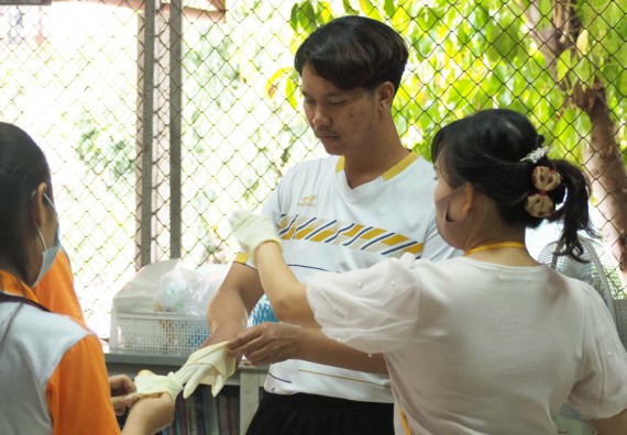 ภาพกิจกรรม โปรแกรมวิชาสาธารณสุขศาสตร์ จัดอบรมการเย็บแผล การตัดไหม