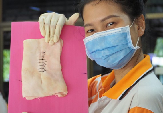 ภาพกิจกรรม โปรแกรมวิชาสาธารณสุขศาสตร์ จัดอบรมการเย็บแผล การตัดไหม