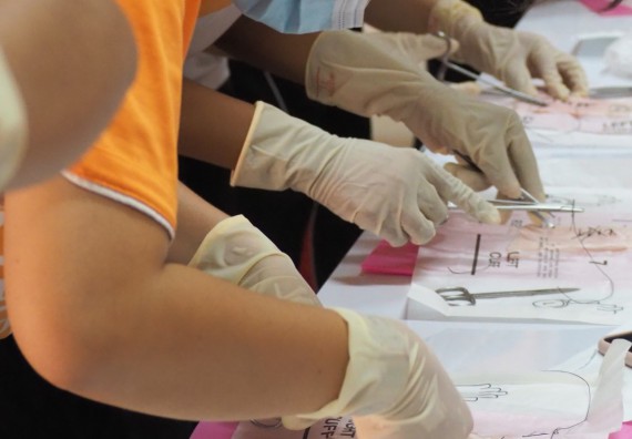 ภาพกิจกรรม โปรแกรมวิชาสาธารณสุขศาสตร์ จัดอบรมการเย็บแผล การตัดไหม