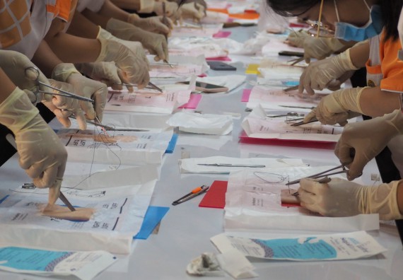 ภาพกิจกรรม โปรแกรมวิชาสาธารณสุขศาสตร์ จัดอบรมการเย็บแผล การตัดไหม