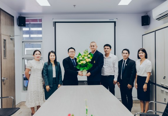 ดร.พัฒนา ทรงประดิษฐ ผู้อำนวยการสถานศึกษา และคณะรองผู้อำนวยการของโรงเรียนพรานกระต่ายพิทยาคม ได้มอบกระเช้าแสดงความยินดีกับ รองศาสตราจารย์ ดร.ปรีชา ปัญญา