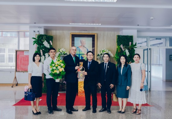 ดร.พัฒนา ทรงประดิษฐ ผู้อำนวยการสถานศึกษา และคณะรองผู้อำนวยการของโรงเรียนพรานกระต่ายพิทยาคม ได้มอบกระเช้าแสดงความยินดีกับ รองศาสตราจารย์ ดร.ปรีชา ปัญญา