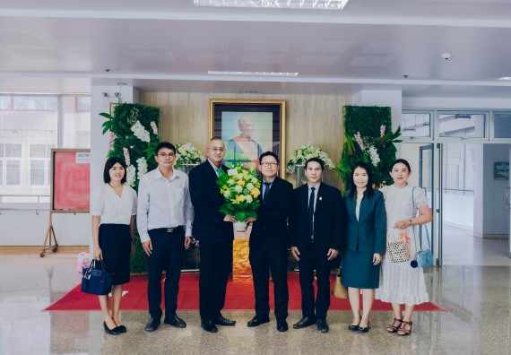 ดร.พัฒนา ทรงประดิษฐ ผู้อำนวยการสถานศึกษา และคณะรองผู้อำนวยการของโรงเรียนพรานกระต่ายพิทยาคม ได้มอบกระเช้าแสดงความยินดีกับ รองศาสตราจารย์ ดร.ปรีชา ปัญญา