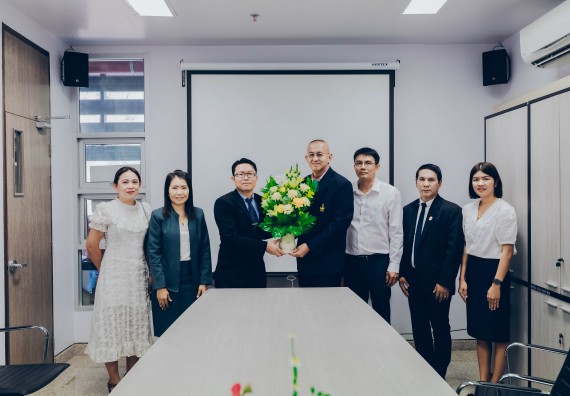 ดร.พัฒนา ทรงประดิษฐ ผู้อำนวยการสถานศึกษา และคณะรองผู้อำนวยการของโรงเรียนพรานกระต่ายพิทยาคม ได้มอบกระเช้าแสดงความยินดีกับ รองศาสตราจารย์ ดร.ปรีชา ปัญญา