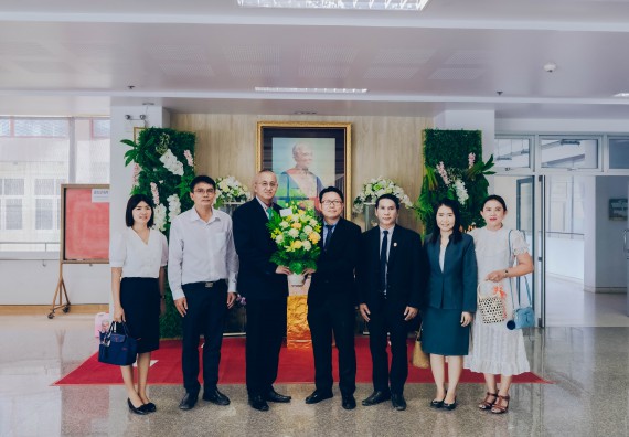 ดร.พัฒนา ทรงประดิษฐ ผู้อำนวยการสถานศึกษา และคณะรองผู้อำนวยการของโรงเรียนพรานกระต่ายพิทยาคม ได้มอบกระเช้าแสดงความยินดีกับ รองศาสตราจารย์ ดร.ปรีชา ปัญญา