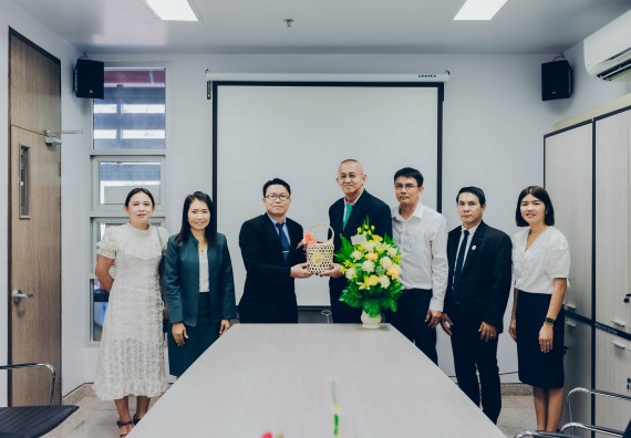 ดร.พัฒนา ทรงประดิษฐ ผู้อำนวยการสถานศึกษา และคณะรองผู้อำนวยการของโรงเรียนพรานกระต่ายพิทยาคม ได้มอบกระเช้าแสดงความยินดีกับ รองศาสตราจารย์ ดร.ปรีชา ปัญญา